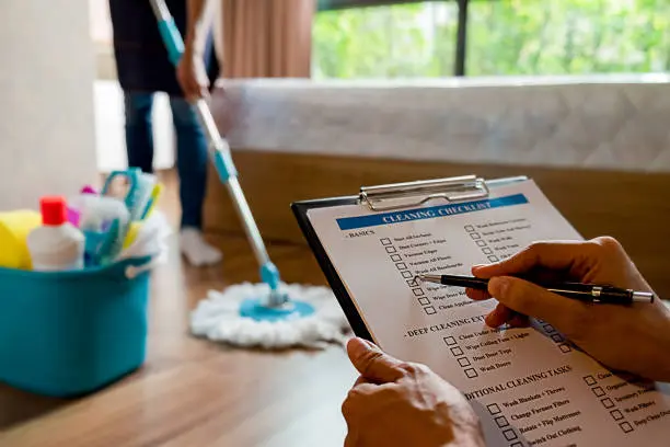 Personne nettoyant une surface de travail avec un chiffon